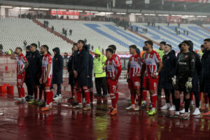 Navijači Crvene zvezde postrojili fudbalere ispred tribine nakon poraza od Vojvodine FK Crvena zvezda